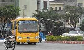 Xe buýt Đà Nẵng - Tam Kỳ chạy trong trung tâm TP Đà Nẵng.