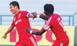 Anh Đức (trái) ăn mừng bàn thắng quý giá giúp B.Bình Dương vươn lên ngôi đầu bảng V-League 2015. Ảnh: VSI.