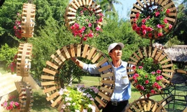 Những tiểu cảnh đang được gấp rút hoàn thành để đưa ra đường hoa. Ảnh: Ngô Bình.