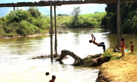 Nhiều vụ đuối nước thương tâm đã xảy ra khi trẻ em đi tắm ở sông suối.