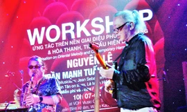 Nguyên Lê có thể hòa mình vào nhiều dòng nhạc và nhiều phong cách âm nhạc khác nhau. Trong ảnh là hòa tấu với nghệ sĩ kèn Trần Mạnh Tuấn. Ảnh: Trần Nguyễn Anh.