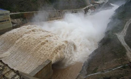 Thủy điện Nậm Mứt tỉnh Điện Biên xả lũ. Ảnh: Hồng Vĩnh.