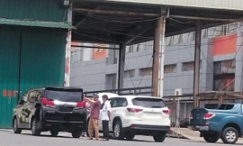 Xe sang nhập khẩu tại Cảng ICD Mỹ Đình. Ảnh: Tuấn Nguyễn.