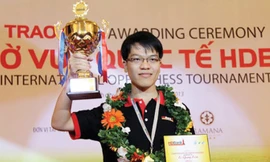 Quang Liêm với chiếc cúp vô địch HDBank cup 2017. Ảnh: T.Vũ.