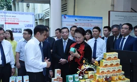 Chủ tịch Quốc hội Nguyễn Thị Kim Ngân thăm quan sản phẩm của Viện Hàn lâm Khoa học và Công nghệ Việt Nam. Ảnh: Lâm Hiển.