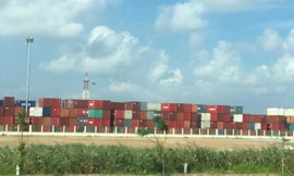 Hải Phòng và TPHCM đang có lượng container hàng hóa ùn ứ, tồn đọng quá lớn. Ảnh: Tuấn Nguyễn.