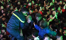 Biển người chen lấn ở khu vực Hồ Gươm, Hà Nội, lính cứu hỏa phải giải cứu, đưa lên nóc xe. Ảnh: Zing.