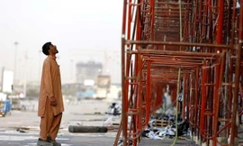 Hơn 10.000 lao động Ấn Độ đang chịu đói vì mất việc, không được trả lương. Ảnh: NDTV.