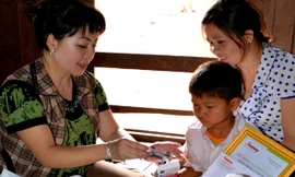 Tác giả trao quà và học bổng cho một học trò mồ côi mắc bệnh hiểm nghèo.