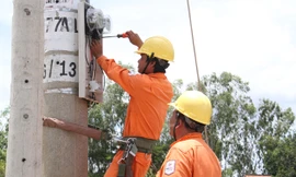 Công ty Điện lực Đồng Tháp lắp đặt công tơ điện tử cho người dân tại huyện Tam Nông, tháng 9 năm 2014. Ảnh: ĐD.