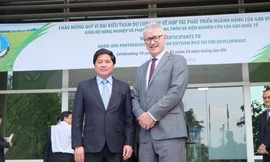 Thứ trưởng Bộ NN&PTNT Lê Quốc Doanh và ông Matthew Morell, Tổng Giám đốc IRRI.