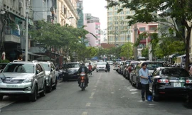 TPHCM thiếu bãi đỗ xe, ô tô tràn ra hai bên đường Hải Triều (quận 1). Ảnh: Huy Thịnh.