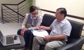 Ông Nguyễn Đức Tồn hướng dẫn nghiên cứu sinh ngoài hành lang của Viện. Ảnh Nguồn Internet 