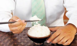 Trước thông tin gạo giả, ăn cơm trắng cũng lo. Ảnh: Food Network.