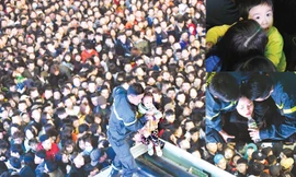 Lính cứu hỏa giải cứu trẻ em và phụ nữ giữa biển người chen lấn ở khu vực phố đi bộ Hồ Gươm, đêm 31/12/2017. Ảnh: Tiến Tuấn.