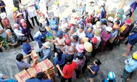 Bà con vùng rốn lũ Quảng Bình nhận quà cứu trợ. Ảnh: Trường Phong.