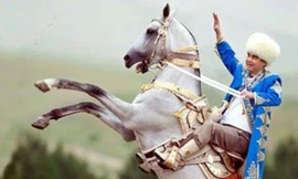 Ông Berdymukhamedov trên mình ngựa.