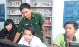 Cán bộ Trạm biên phòng Thiềng Liềng (thuộc Đồn biên phòng Thạnh An) đang hướng dẫn các em học sinh làm quen với máy vi tính.