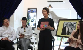 Đạo diễn Bông Mai giới thiệu tập 1 Tổng tập nhạc thiếu nhi do cha mình- An Thuyên biên soạn. Ảnh: N.M.Hà.