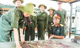 Các em nhỏ học gấp nội vụ, quân tư trang. 