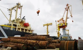 Nhiều DN kêu trời khi Hải Phòng thu thêm phí sử dụng công trình, kết cấu hạ tầng. Ảnh: Sỹ Lực.