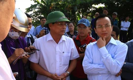 Ông Nguyễn Xuân Anh (bìa phải) đi kiểm tra ô nhiễm ở bãi biển Đà Nẵng, tuy nhiên tình trạng ô nhiễm không có dấu hiệu giảm.