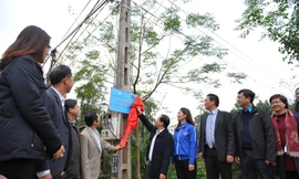 Bí thư Trung ương Đoàn Nguyễn Phi Long và đại diện nhà tài trợ Quỹ Thiện Tâm -Vingroup cùng lãnh đạo địa phương treo biển khánh thành công trình. Ảnh: H.V.