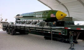 “Mẹ của các loại bom” nặng gần 10 tấn, trong đó có hơn 8 tấn thuốc nổ. Ảnh: AP.