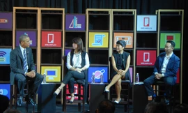 Tổng thống Barack Obama với 3 doanh nhân Uyên Vy, Đỗ Hằng và Phạm Khoa. Ảnh: XB.