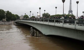 Tượng gần Tháp Eiffel bị ngập ngang lưng.