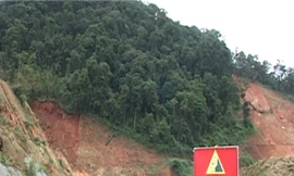 Ðường tránh đèo Văn Rơi bị tắc hoàn toàn do sạt lở