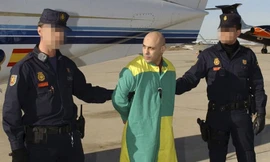 Farid Hilali bị hai cảnh sát Tây Ban Nha áp tải tại căn cứ không quân Torrejon de Ardoz, ngoại ô Madrid, năm 2008. Ảnh: EPA.