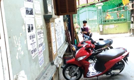 Tường nhà trở thành nơi quảng cáo bất đắc dĩ, nhem nhuốc.