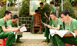 Mô hình cắt tóc thanh niên, góp phần gây quỹ hoạt động Đoàn ở Quân khu 1. Ảnh: Chí Dũng.