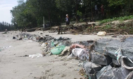 Dù được kè tạm nhưng không thể ngăn được sạt lở tại khu vực bị bỏ sót trong dự án 140 tỷ đồng.