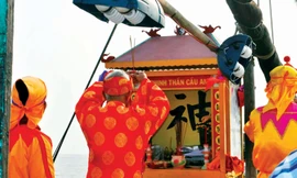 Cúng biển nơi Cửa Đại. Ảnh: N.Linh.