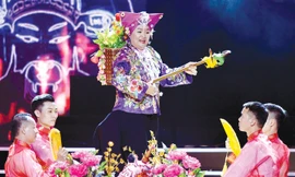 Lên đồng ngày càng được khai thác ở khía cạnh sân khấu hóa. Ảnh: Toan Toan.