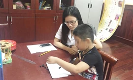 Bé P. trong giờ học ở Trung tâm Thính học.