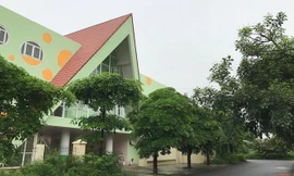 Dự án thiếu đồng bộ nên trường mầm non bị bỏ hoang. Ảnh: Ngọc Cương.