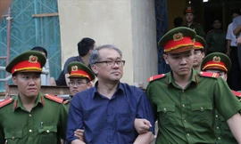 Dẫn giải ông Phạm Công Danh rời toà.