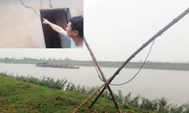 Chiếc nỏ người dân dùng để bắn đá tàu hút cát trái phép. Người dân thôn Thắng Lợi Hạ chỉ những vết nứt do đất bị sụt lún (ảnh nhỏ). Ảnh: Nguyễn Trường.