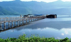 Nhà hàng nổi không phép tiềm ẩn nhiều nguy cơ tai nạn sông nước vẫn ngang nhiên tồn tại trên đầm Lập An (Lăng Cô), dù lãnh đạo tỉnh chỉ đạo cưỡng chế.