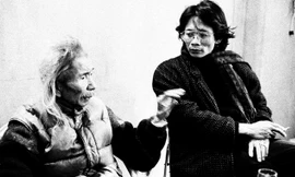 Nhà thơ Mai Linh tại nhà nhạc sĩ Văn Cao, năm 1995. Ảnh: Nguyễn Đình Toán.