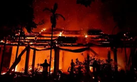 [VIDEO] Chùa cổ bên hồ Tây cháy ngùn ngụt giữa đêm