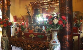 Nhiều di tích đang bị “Tam phủ hóa” - đền Bạch Mã nay đưa Tam tòa Thánh Mẫu vào thờ phối tự. Ảnh: T.Toan.