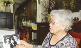 Nghệ sỹ ưu tú Ca Lê Hồng và tấm ảnh chụp cùng nhà thơ Lê Anh Xuân.