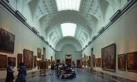 Xem tranh bằng tay