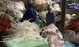 Phế liệu nhựa tập kết tại một nhà dân ở làng nghề Minh Khai (huyện Văn Lâm, Hưng Yên). Ảnh: Tuấn Nguyễn.