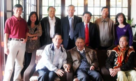 Nguyên Chủ tịch nước Nguyễn Minh Triết (lề trái, hàng đầu) thăm và chúc thọ cụ Vũ Linh 90 tuổi.
