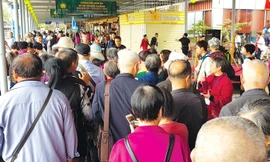 Hàng nghìn du khách Trung Quốc chen chúc thăm vịnh Hạ Long. Ảnh: Hoàng Dương.